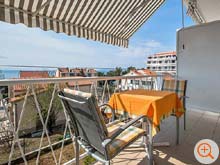 Der Balkon mit Tisch, Sthlen und Sonnenschirm. Mit Blick auf die Inseln Brac und Hvar.