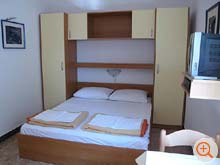 the holiday home Riba is equipped with a queen size bed and satellite TV