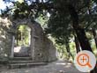 Die Kapelle auf Halbinsel von Makarska ist umgeben von einer alten Feldsteinmauer.