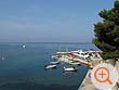 Direkt unterhalb unserer Ferienwohnungen: der kleine Hafen von Makarska