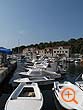 Der Hafen von Makarska mit seinen Booten. Im Hintergrund die Halbinsel